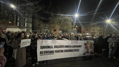 A doua seară de proteste/ Câteva sute de persoane în Piața Victoriei din Capitală