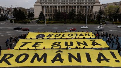 Protest în Piața Victoriei din Capitală: „Bolojan, te sună România!”