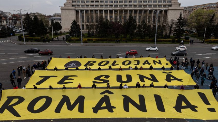 Protest în Piața Victoriei din Capitală: „Bolojan, te sună România!”