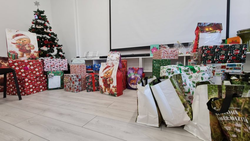 20 de copii din Centrul de Zi Delfinul au primit cadouri din partea angajaților SRCF și CFR Călători Constanța