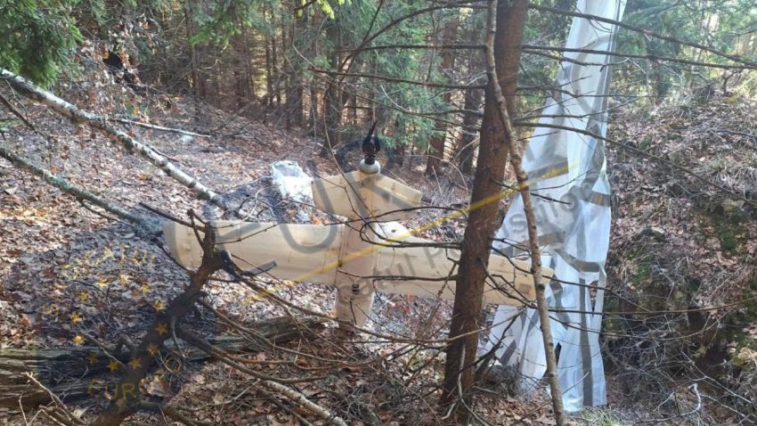 UPDATE | ARGEȘ: Dronă de mari dimensiuni, găsită într-o zonă împădurită