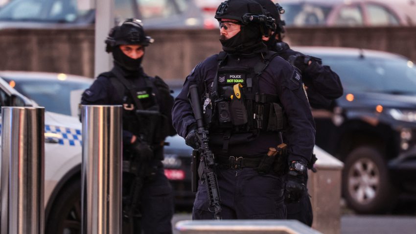 AUSTRALIA: Celebra plajă Bondi, însângerată de un atac armat soldat cu 10 morți