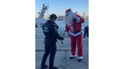 Moș Crăciun ajunge în portul militar Constanța