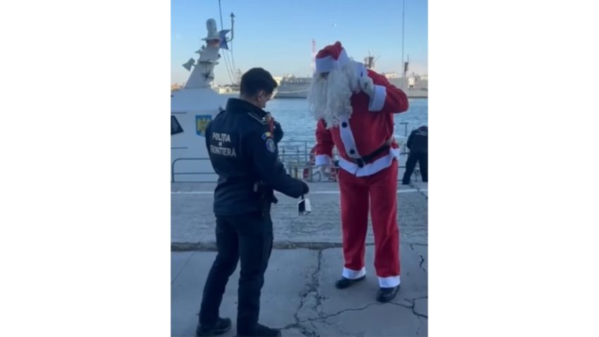Moș Crăciun ajunge în portul militar Constanța