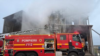 UPDATE / Județul TULCEA: Pompierii intervin în localitatea Enisala, unde un incendiu a cuprins un uscător de cereale