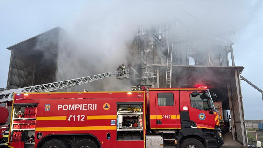 UPDATE / Județul TULCEA: Pompierii intervin în localitatea Enisala, unde un incendiu a cuprins un uscător de cereale