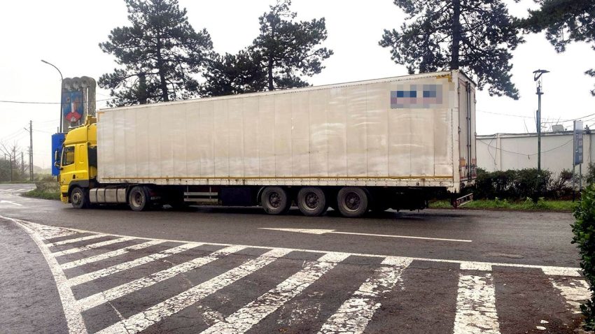 NEGRU VODĂ: Aproximativ 13 tone de materiale textile, susceptibile a fi contrafăcute, descoperite de polițiștii de frontieră