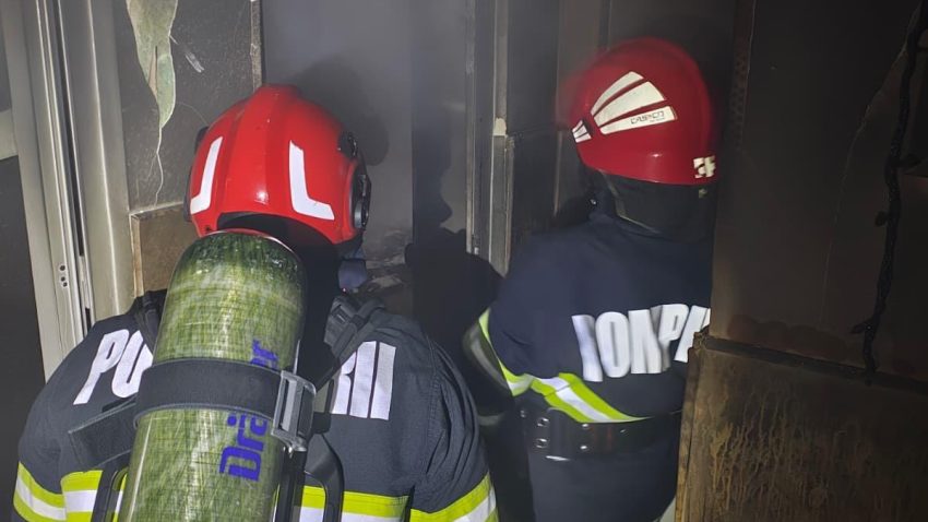 TULCEA: Apartament cuprins de flăcări în localitatea Niculițel