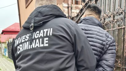 CONSTANȚA: 10 bărbați condamnați la închisoare pentru proxenetism, săltați de polițiști și încarcerați