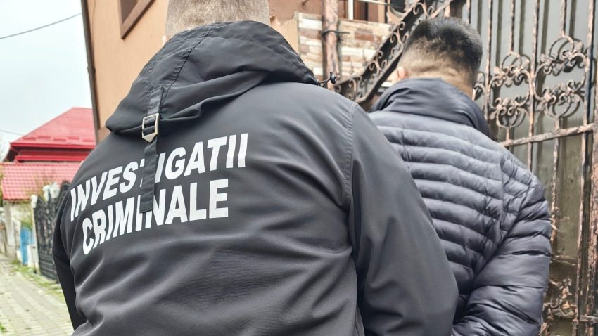 CONSTANȚA: 10 bărbați condamnați la închisoare pentru proxenetism, săltați de polițiști și încarcerați
