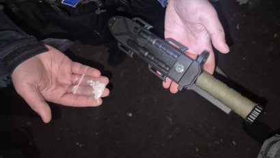 CONSTANȚA: Tineri depistați de jandarmi cu arme albe și substanțe interzise