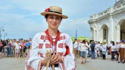 Ziua Națională a României | Bianca Folescu, din comuna Vișina, ne îndeamnă să transmitem copiilor sentimentul de apartenență și mândrie de țară