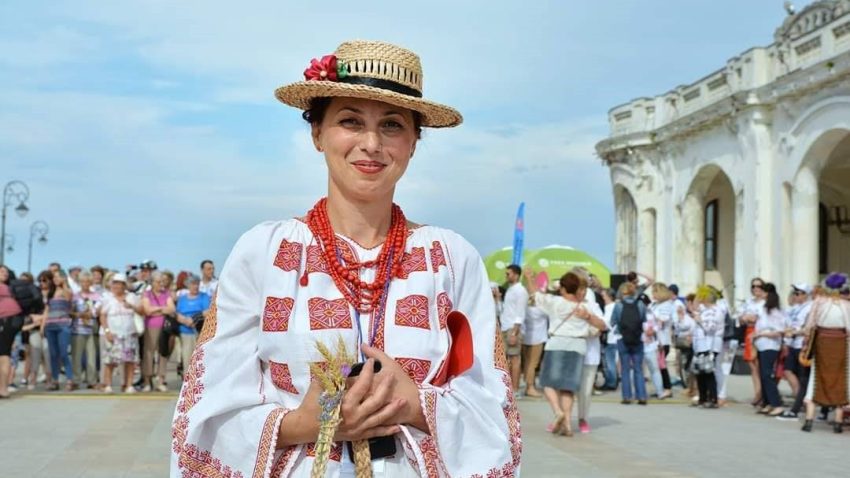 Ziua Națională a României | Bianca Folescu, din comuna Vișina, ne îndeamnă să transmitem copiilor sentimentul de apartenență și mândrie de țară