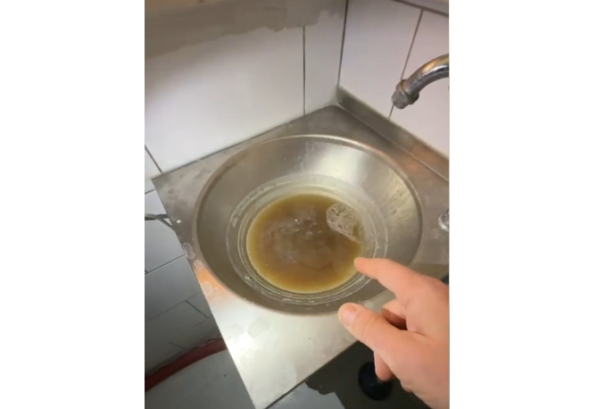 CONSTANȚA: Restaurant cu specific grecesc, închis de comisarii de la Protecția Consumatorului