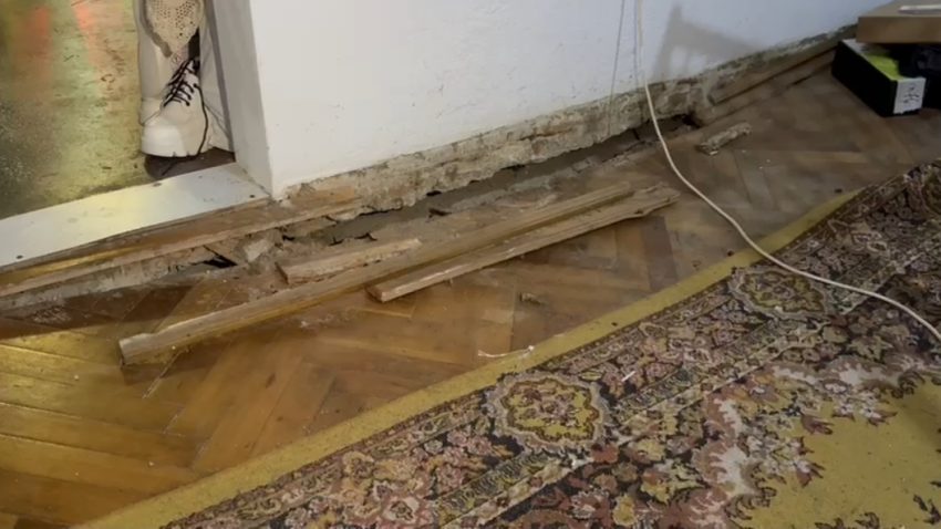 TULCEA: Podeaua unui apartament s-a surpat