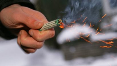 BRĂILA: Copii răniți grav de explozia unei petarde