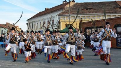 Zona Munților Orăștiei păstrează un obicei tradițional cunoscut sub denumirea de călușerii transilvăneni