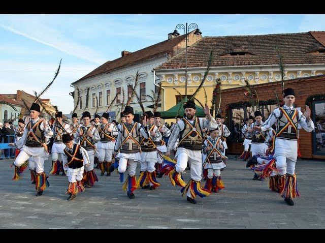 Zona Munților Orăștiei păstrează un obicei tradițional cunoscut sub denumirea de călușerii transilvăneni