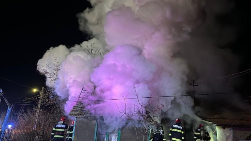 TULCEA: Casă distrusă de un incendiu. O persoană a decedat