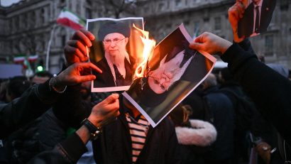 IRAN: Justiţia a deschis dosare împotriva unor artişti, sportivi şi cafenele pentru că au susţinut protestele
