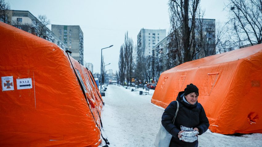 UCRAINA: Mii de clădiri rezidențiale din Kiev, fără încălzire. Oamenii primesc ajutor în 1.300 de adăposturi de urgență