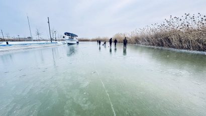 TULCEA: Lacuri și canale transformate de ger în patinoare (FOTO-VIDEO)