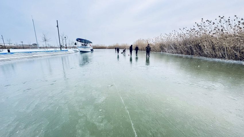 TULCEA: Lacuri și canale transformate de ger în patinoare (FOTO-VIDEO)