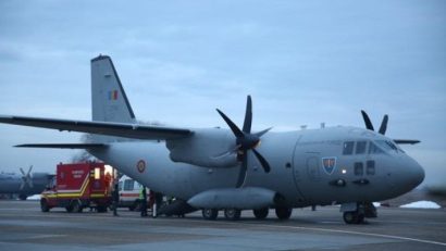 Șase pacienți cu arsuri, transportați din Elveția la un spital din Paris cu o aeronavă a Forțelor Aeriene Române