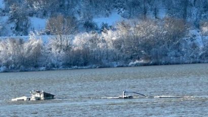 Calitatea apei nu prezintă modificări majore după ce două barje cu îngrăşăminte agricole s-au scufundat în Dunăre