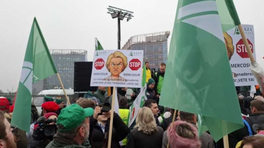 Fermierii europeni protestează la Strasbourg faţă de acordul cu blocul Mercosur. Aproape 200 de fermieri români, la manifestație