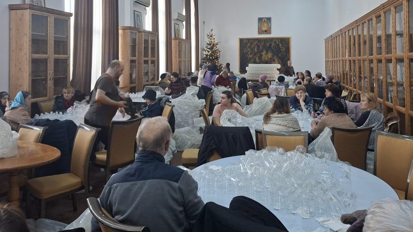 CONSTANȚA: 300.000 de sticle cu Aghiasmă Mare, pregătite de voluntari pentru a fi oferite credincioșilor de Bobotează