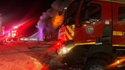 UPDATE / TULCEA: Arde o tinichigerie auto