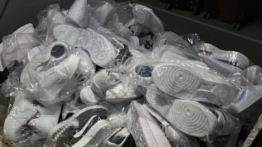 Articole vestimentare, încălțăminte și parfumuri susceptibile a fi contrafăcute, confiscate de polițiștii constănțeni