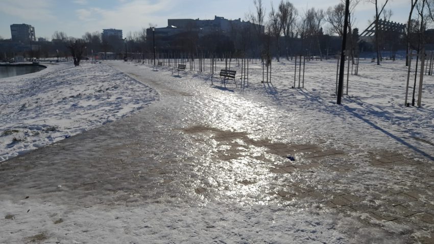 În ciuda temperaturilor negative, unii constănțeni au ales să facă o plimbare în parcul Tăbăcărie