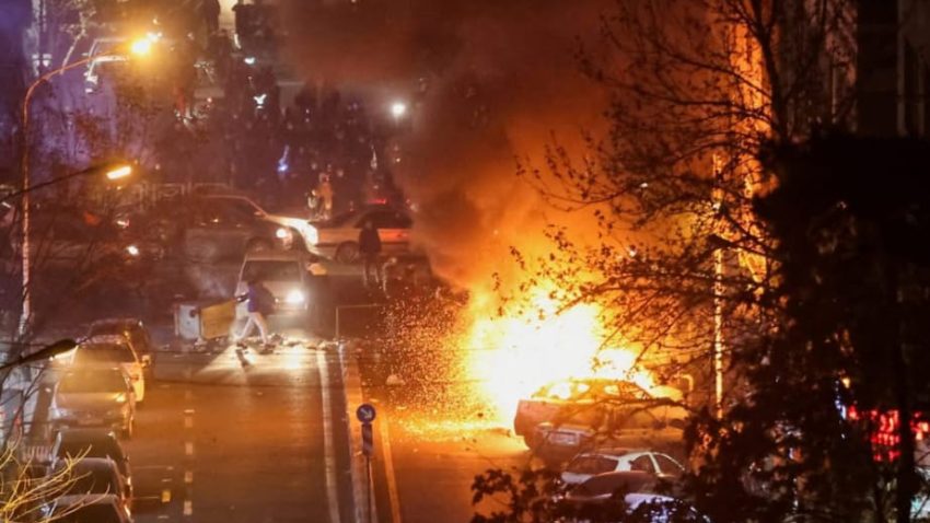 Președintele SUA, Donald Trump, i-a îndemnat marți pe iranieni să continue protestele și a spus că ajutorul este pe drum