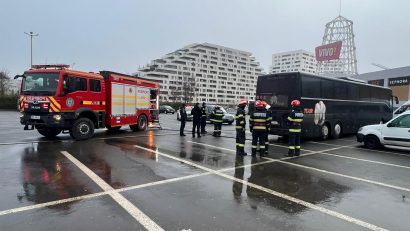 CONSTANȚA: Incendiu la un autocar, în parcarea mall-ului de pe Aurel Vlaicu