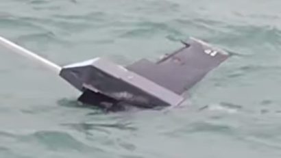 Un fragment de dronă, în derivă, la intrarea în portul Midia