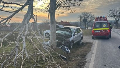 Județul CONSTANȚA: Accident rutier la Coslugea. Autoturism izbit de un copac