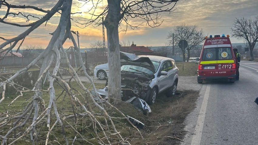 Județul CONSTANȚA: Accident rutier la Coslugea. Autoturism izbit de un copac