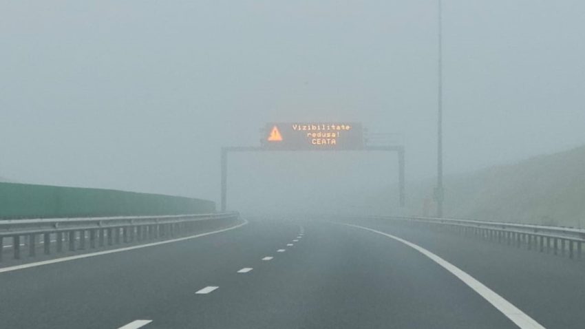 Infotrafic: Circulație în condiții de ceață pe autostrăzile A1, A2 și A3, dar și pe drumurile din 15 județe