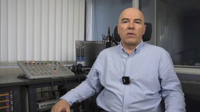 Aici Radio Constanța! De 36 de ani în spatele microfonului, acum și pe ecran: RADIO CONSTANȚA. POVESTEA, un film de Marian Cosor | VIDEO