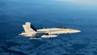 FOTO | Aeronava președintelui României, însoțită de două avioane F‑18 ale Elveției