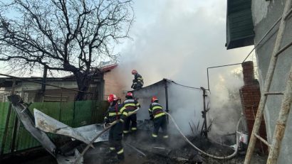 TULCEA: Casă cuprinsă de flăcări. Două femei, asistate medical