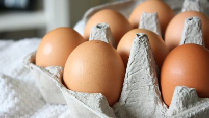 AUDIO | O fermă avicolă din Lumina a brevetat o soluție inovatoare în hrana găinilor pentru ca ouăle să fie mai nutritive