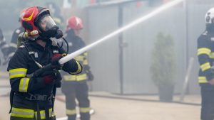 CONSTANȚA: Un tablou electric de bloc a luat foc. Incendiul s-a extins și la fațada clădirii