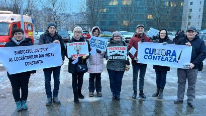 Muzeografii și bibliotecarii continuă protestele în fața Ministerului Culturii