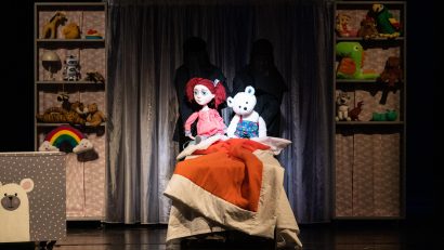 Spectacolul „Povestea degețelului poznaș”, pe scena Teatrului pentru Copii și Tineret “Căluțul de Mare”