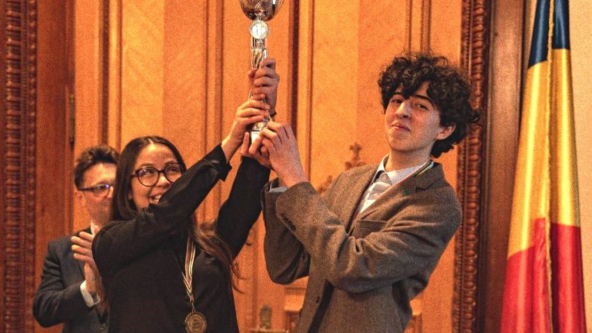 Interviu cu elevii constănțeni Theodora Sorici și David Țapu, reprezentanții României la turneul de dezbateri găzduit de University of Cambridge