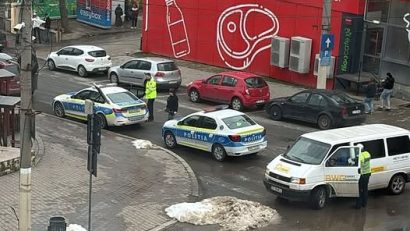 Mașină de poliție staționată pe o trecere de pietoni din Babadag. Explicația IPJ Tulcea