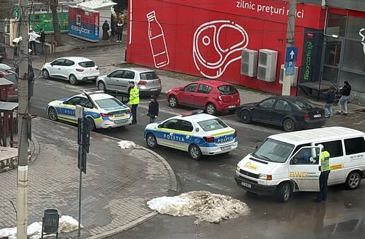 Mașină de poliție staționată pe o trecere de pietoni din Babadag. Explicația IPJ Tulcea